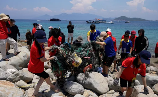 Nha Trang: Tuổi trẻ xung kích vì Vịnh biển xanh – Thả cá, nhặt rác, lan tỏa ý thức