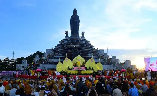 Kết thúc viên mãn Vesak 2025 bằng lễ thắp nến trên đỉnh núi Bà Đen