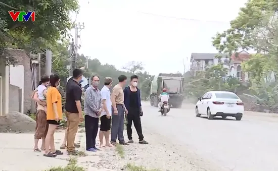 Tuyến tỉnh lộ 35 vừa hết ổ trâu lại ngập bụi