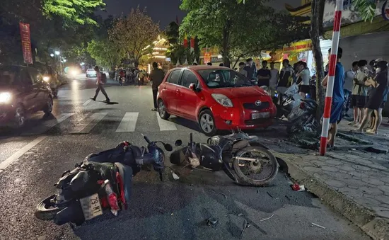 Công an làm việc với tài xế ô tô tông hàng loạt xe máy ở Hà Nội