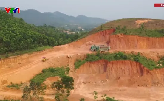 Ngang nhiên khai thác đất đồi trái phép trong đêm