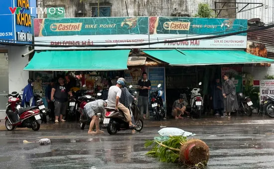 Xe chết máy la liệt, người dân vật lộn trong cơn mưa lớn ở TP Hồ Chí Minh