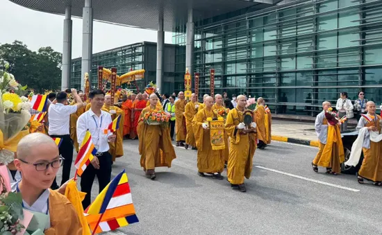 Cung rước xá lợi Phật từ sân bay Nội Bài về chùa Quán Sứ