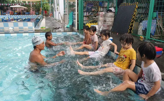 TP Hồ Chí Minh dạy bơi miễn phí cho người dân