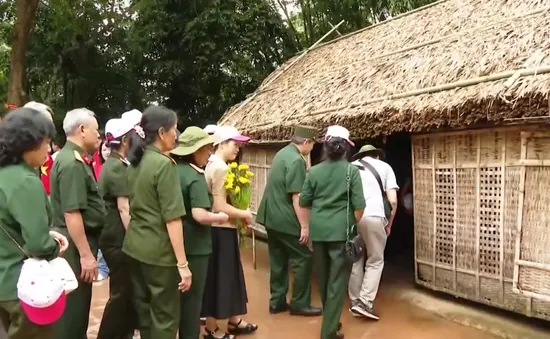 Hành trình về làng Sen - Hành trình tri ân