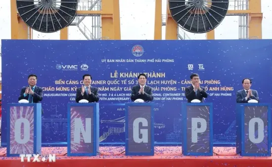 Chủ tịch nước bấm nút khánh thành Bến cảng container quốc tế số 3 và 4 tại Hải Phòng