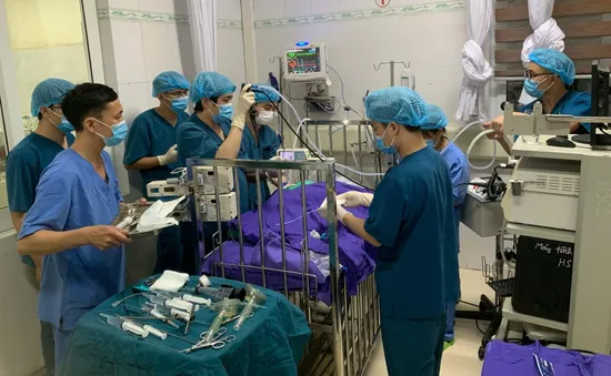 Bé 17 tháng tuổi nguy kịch do hóc kẹo lạc