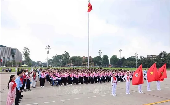 500 đại biểu Cháu ngoan Bác Hồ báo công và vào Lăng viếng Chủ tịch Hồ Chí Minh
