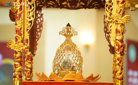 Phật tử xếp hàng dài từ sáng sớm chờ chiêm bái Xá lợi Phật tại chùa Quán Sứ
