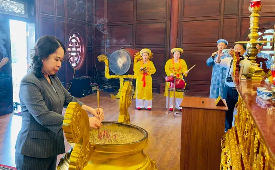 Phó Chủ tịch nước Võ Thị Ánh Xuân dâng hoa, dâng hương Khu tưởng niệm cụ Nguyễn Sinh Sắc
