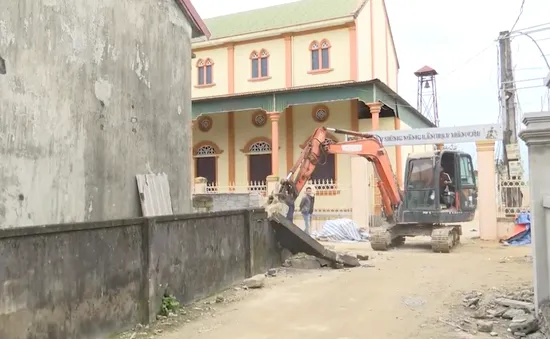 Người dân xóm Đạo hiến đất mở đường xây dựng nông thôn mới