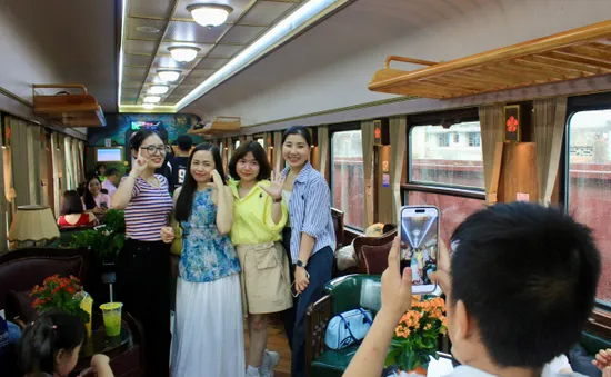 Du khách thích thú với toa tàu “thương gia” trên đường sắt Hà Nội - Hải Phòng