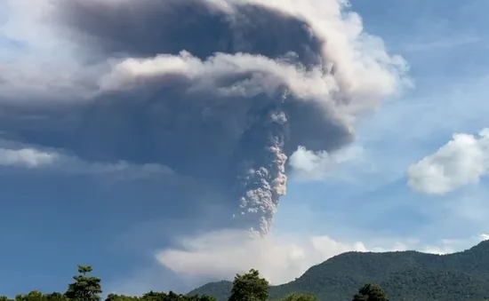 Núi lửa phun trào nhiều lần, Indonesia ban hành cảnh báo hàng không mức cao nhất