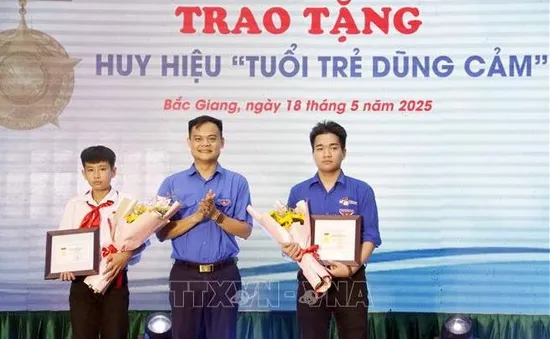Bắc Giang: Trao huy hiệu "Tuổi trẻ dũng cảm" cho học sinh và đoàn viên cứu người