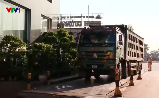 Xe chở quá tải hoạt động rầm rộ cả ngày lẫn đêm ở khu vực ngoại thành Hà Nội