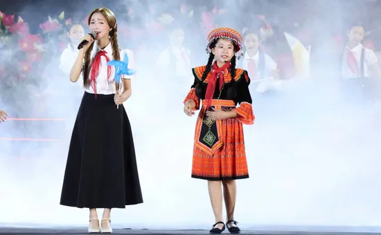Hòa Minzy cùng ca sĩ nhí hát mở đầu chương trình 'Người là Hồ Chí Minh'