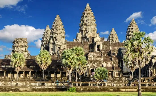 Sét đánh trúng khi đang tham quan Đền Angkor Wat, 3 người tử vong