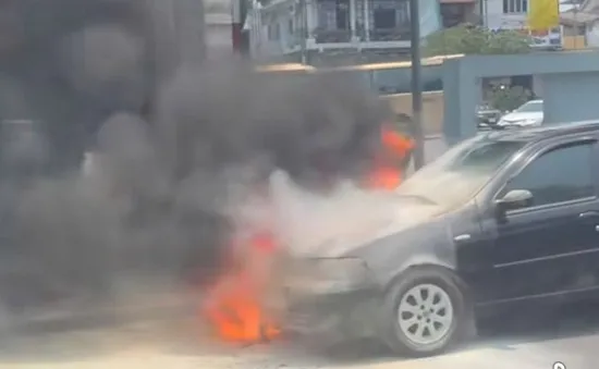 Ô tô bốc cháy ngùn ngụt khi đang chạy ở Huế