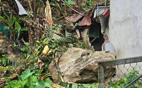 Hai tảng đá lớn rơi từ trên núi lăn xuyên nhà dân ở Yên Bái