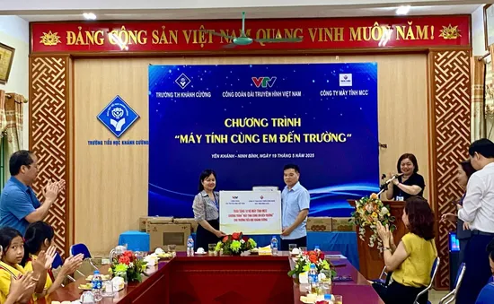 Công đoàn Đài THVN tiếp sức cho học sinh nghèo tỉnh Ninh Bình với chương trình “Máy tính cùng em đến trường”