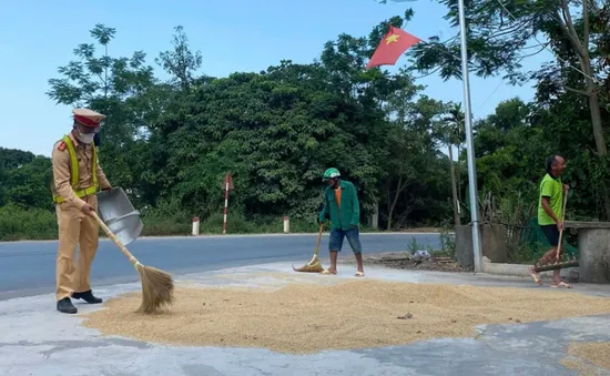 Nghệ An: Cảnh sát giao thông giúp dân dọn lúa chạy mưa