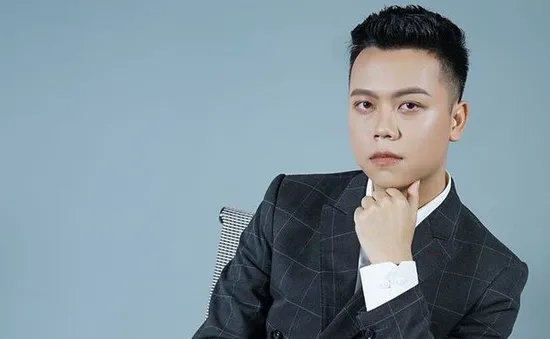 Ca sỹ Đình Dũng tổ chức minishow "Tình anh" tại bãi biển Trà Cổ