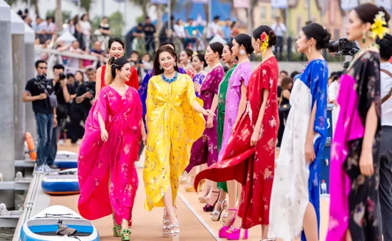 "Luyến lươn" Thanh Hương làm vedette cho show thời trang Vũ khúc biển hoa