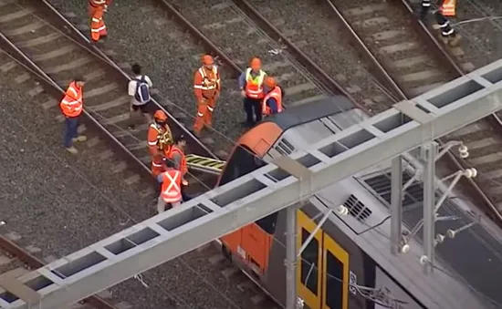 Australia: Giải cứu hành khách trên tàu bị cáp điện rơi trúng