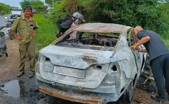Xe ô tô bốc cháy trơ khung sắt khi đang lưu thông