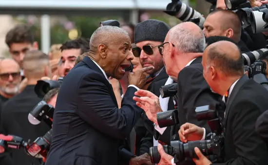 Denzel Washington nổi giận, phản ứng mạnh với một nhiếp ảnh gia trên thảm đỏ Cannes