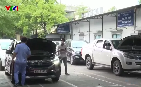 Ô tô xếp hàng dài chờ đăng kiểm, nhiều trung tâm phải làm thêm giờ