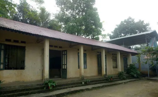 Trường lớp tạm bợ - Giấc mơ học chữ còn nhiều dang dở