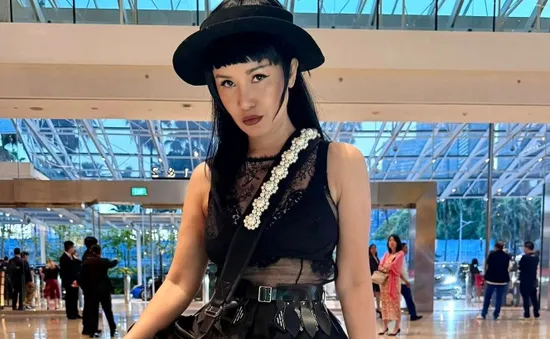 Diva Hồng Nhung trông khác lạ, B Trần bên "người tình màn ảnh" mới