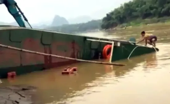 Lật đò chở 10 học sinh qua sông Mã