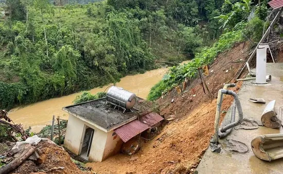 Tuyên Quang: Mưa lớn gây ngập sâu, nhà vệ sinh trường học bị sạt lở xuống suối