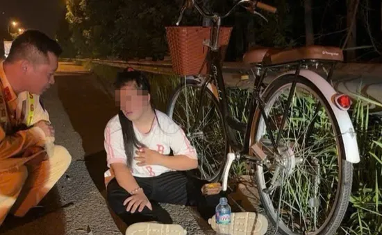 Cháu gái đi lạc vào cao tốc 100km/h, CSGT Hà Nội kịp thời giúp đỡ