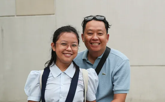 Cái ôm và những điều nhỏ bé tạo nên tình yêu thương trong cuộc sống... vào đề thi khảo sát tuyển sinh lớp 6 ở TP Thủ Đức