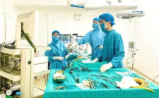 Tóc, răng, sụn trong khối u buồng trứng của bệnh nhân 67 tuổi
