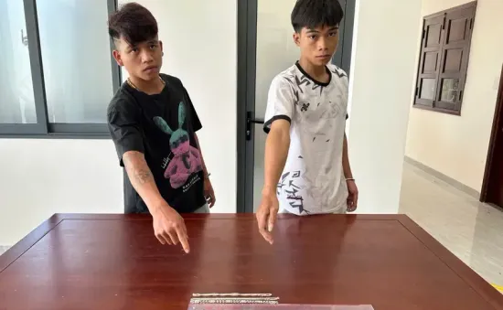 Nửa đêm xông vào ký túc xá, dẫn 9 học sinh ra nơi vắng để cướp