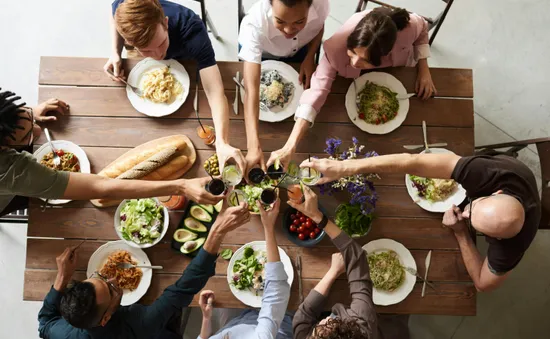 4 điều nên tránh trên bàn tiệc