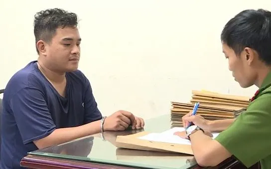 Bắt khẩn cấp thanh niên bỏ chạy, kéo theo CSGT trên yên xe máy