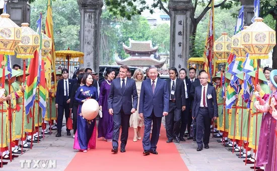 Tổng Bí thư Tô Lâm và Phu nhân cùng Tổng thống Pháp và Phu nhân thăm Văn Miếu