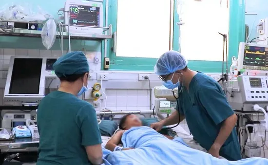 Bé gái 8 tuổi thoát chết hy hữu sau tai nạn cuốn vào cửa cuốn