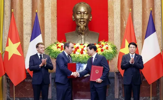 Việt Nam - Pháp trao đổi nhiều văn kiện hợp tác trên các lĩnh vực