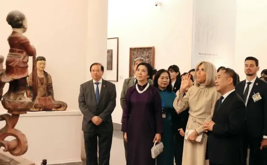 Phu nhân Tổng Bí thư và Phu nhân Tổng thống Pháp thăm Bảo tàng Mỹ thuật Việt Nam