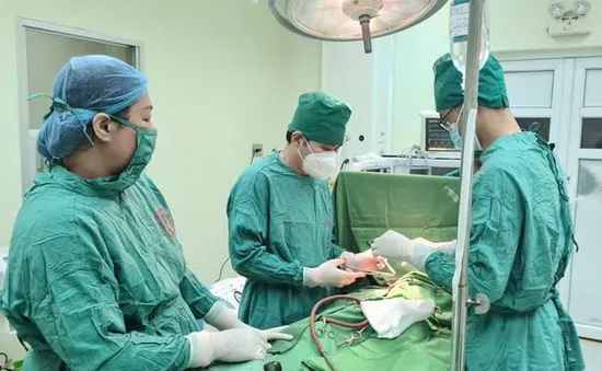 Can thiệp khẩn cứu bệnh nhân mất 2 lít máu vì ổ loét dạ dày