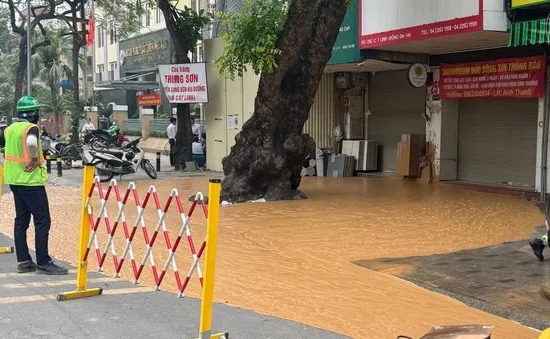 Bùn đất phun trào trên phố Cát Linh (Hà Nội)