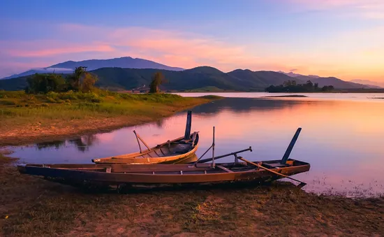Ngắm hoàng hôn rực rỡ trên hồ Suối Trầu bình yên