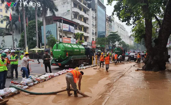 Tạm dừng robot khoan hầm metro để khắc phục sự cố bùn trào tại phố Cát Linh
