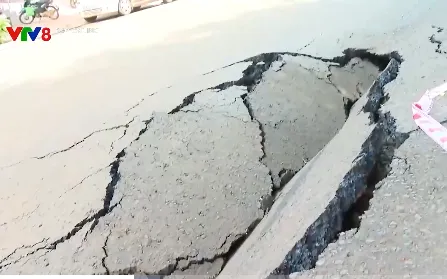 Xuất hiện vết nứt dài hơn 50m ở trung tâm thành phố Gia Nghĩa, Đắk Nông